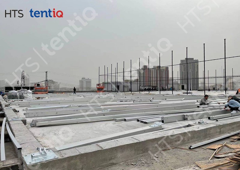 8樓樓頂再建一座裝配式籃球館篷房，充分利用空閑場地避免資源浪費