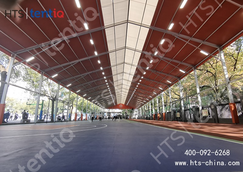 這是一座接近2500平方不規(guī)則人字形風(fēng)雨籃球場篷房 這是一座接近2500平方不規(guī)則人字形風(fēng)雨籃球場篷房