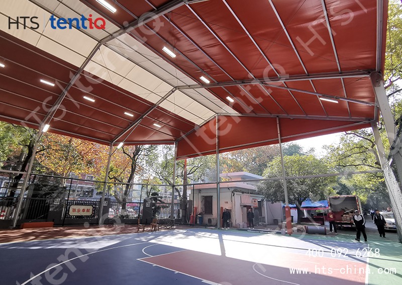 這是一座接近2500平方不規(guī)則人字形風(fēng)雨籃球場篷房 這是一座接近2500平方不規(guī)則人字形風(fēng)雨籃球場篷房