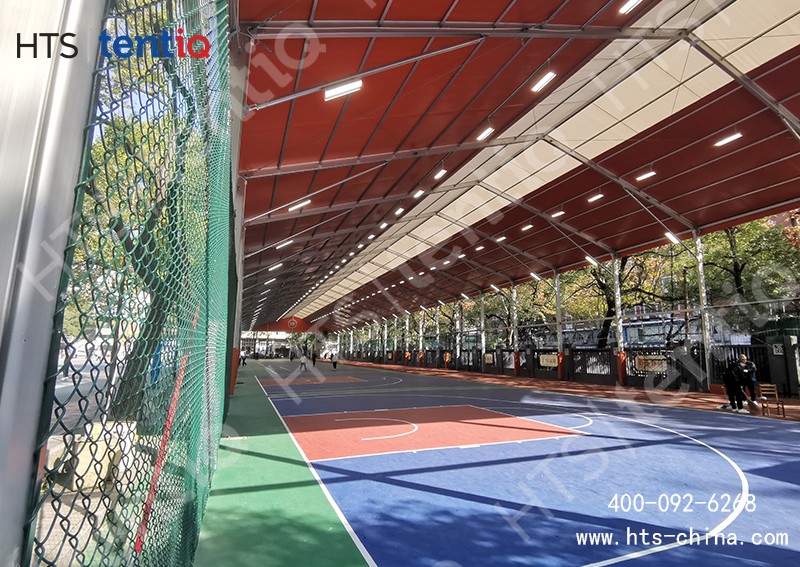 這是一座接近2500平方不規(guī)則人字形風(fēng)雨籃球場篷房 這是一座接近2500平方不規(guī)則人字形風(fēng)雨籃球場篷房